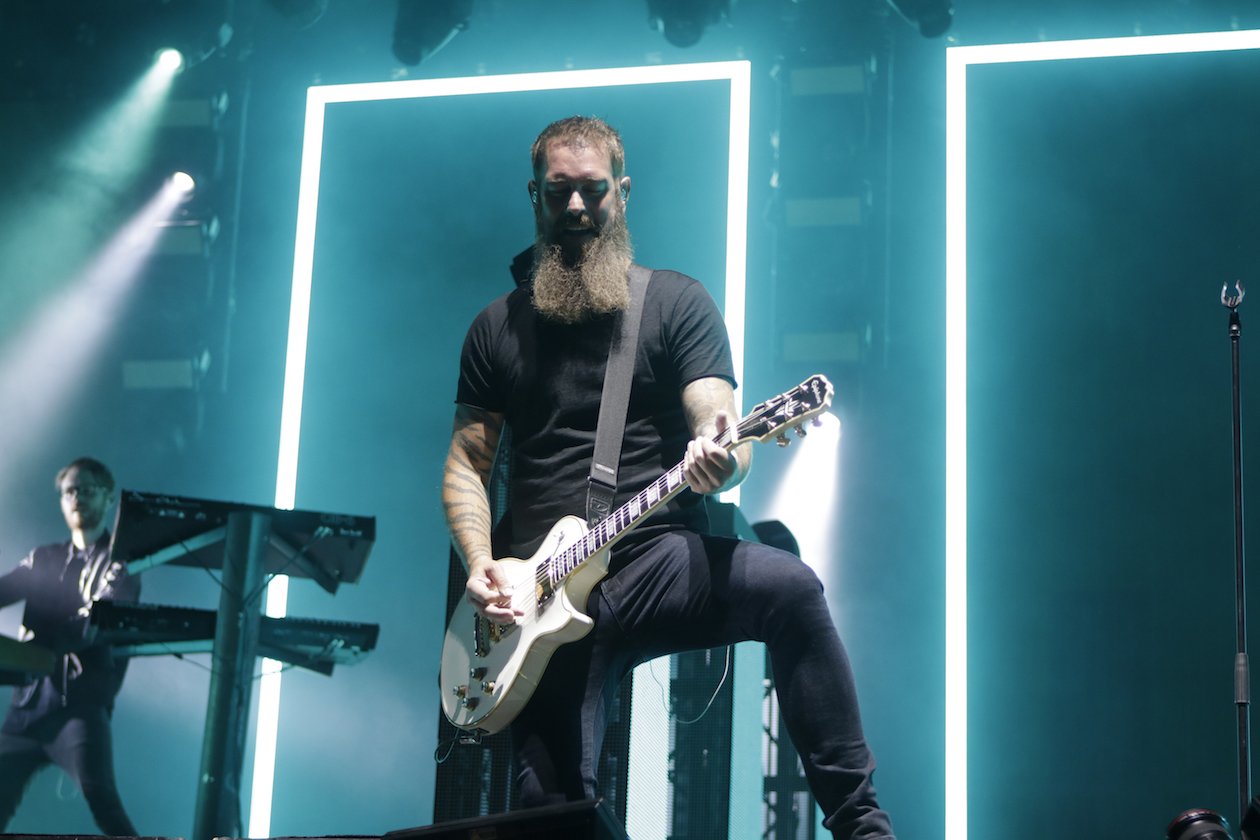 Starke Böen zu Beginn, dann kamen Kraftklub, In Flames, Feine Sahne Fischfilet, Beatsteaks, Marteria, Casper u.v.a. auf die Eiswiese. – Genau 90°. In Flames.