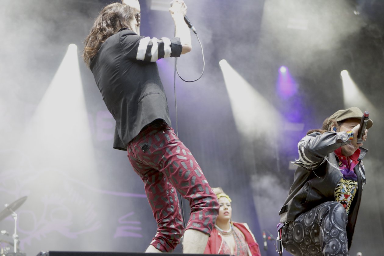 Starke Böen zu Beginn, dann kamen Kraftklub, In Flames, Feine Sahne Fischfilet, Beatsteaks, Marteria, Casper u.v.a. auf die Eiswiese. – Ich hau dich mit dem Mikro.