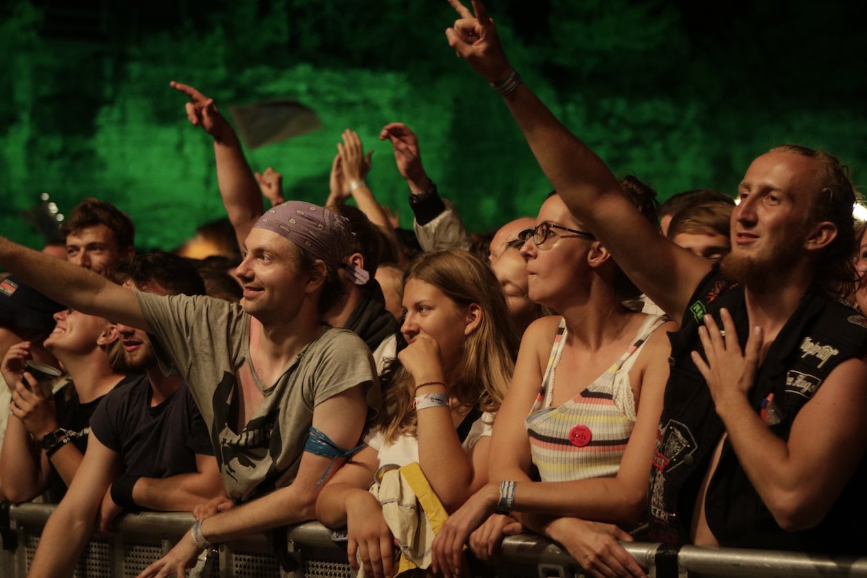 Starke Böen zu Beginn, dann kamen Kraftklub, In Flames, Feine Sahne Fischfilet, Beatsteaks, Marteria, Casper u.v.a. auf die Eiswiese. – Ihr seid geil! Montreal-Fans.