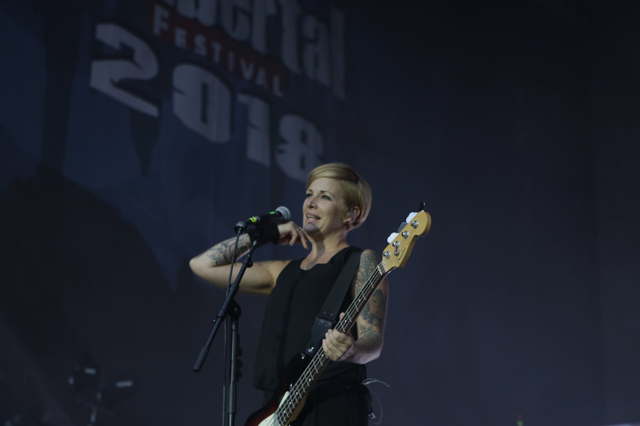Starke Böen zu Beginn, dann kamen Kraftklub, In Flames, Feine Sahne Fischfilet, Beatsteaks, Marteria, Casper u.v.a. auf die Eiswiese. – Die Kerle können nix! Broilers.