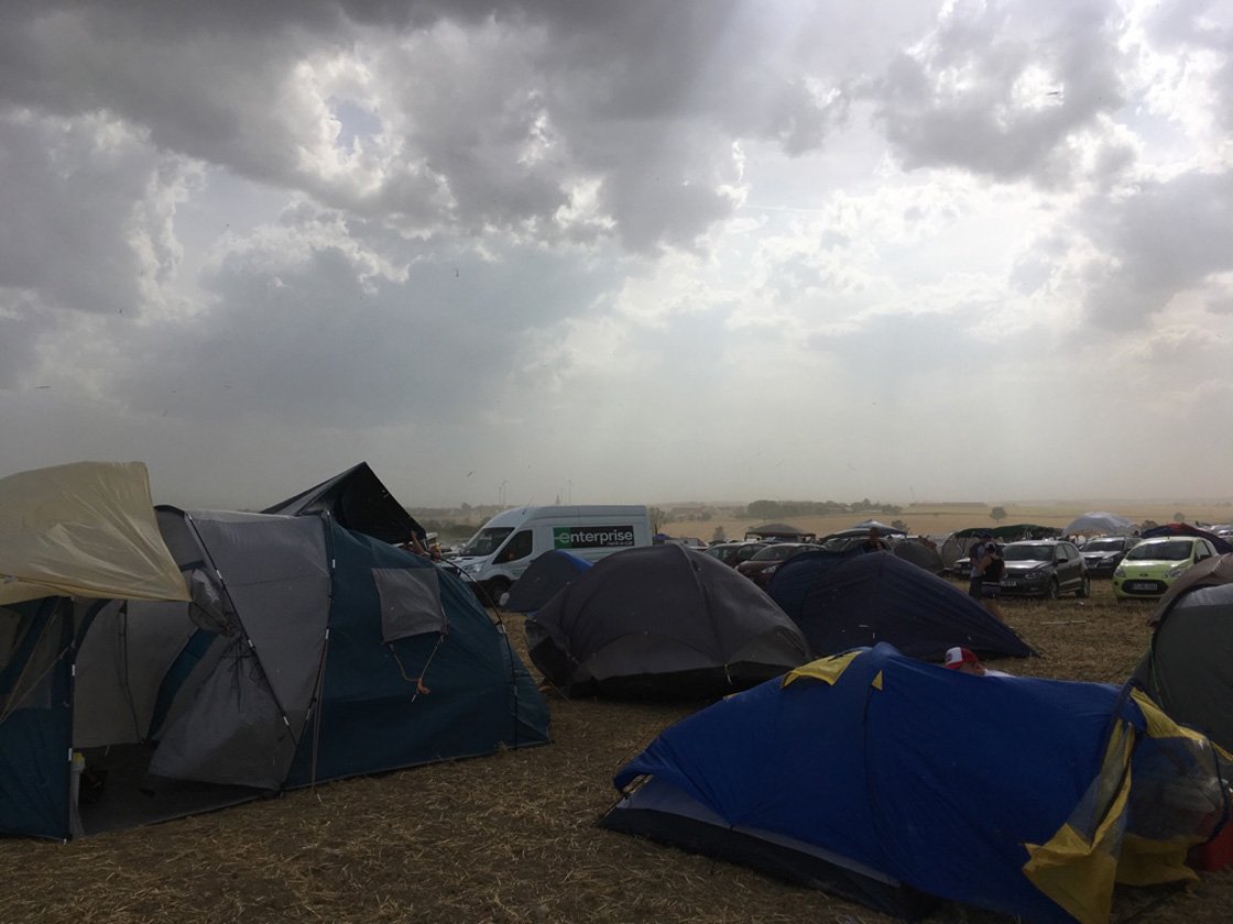Starke Böen zu Beginn, dann kamen Kraftklub, In Flames, Feine Sahne Fischfilet, Beatsteaks, Marteria, Casper u.v.a. auf die Eiswiese. – Uuups. Da kommt was ...