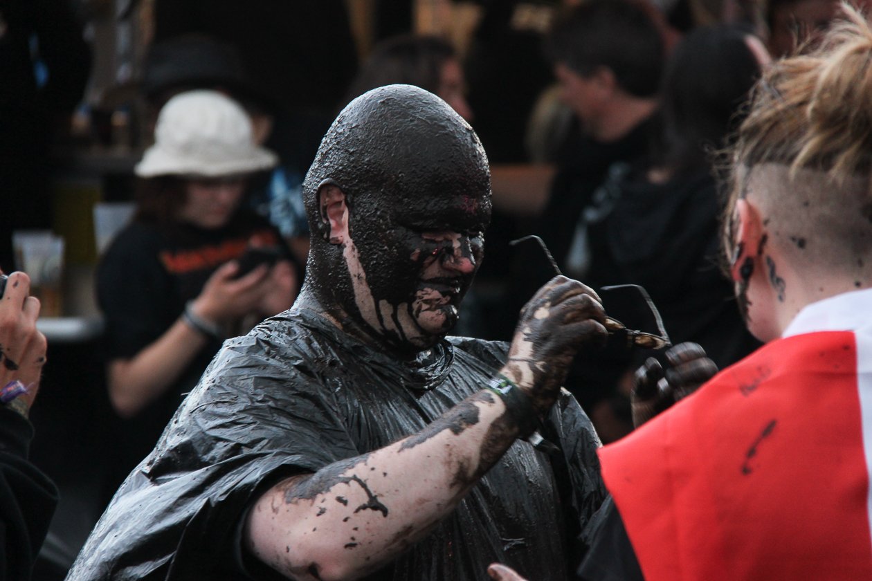 Die 27. Auflage des Metal-Monsters in dem kleinen Dorf Wacken in Schleswig-Holstein. – Aber erst mal Brille putzen.