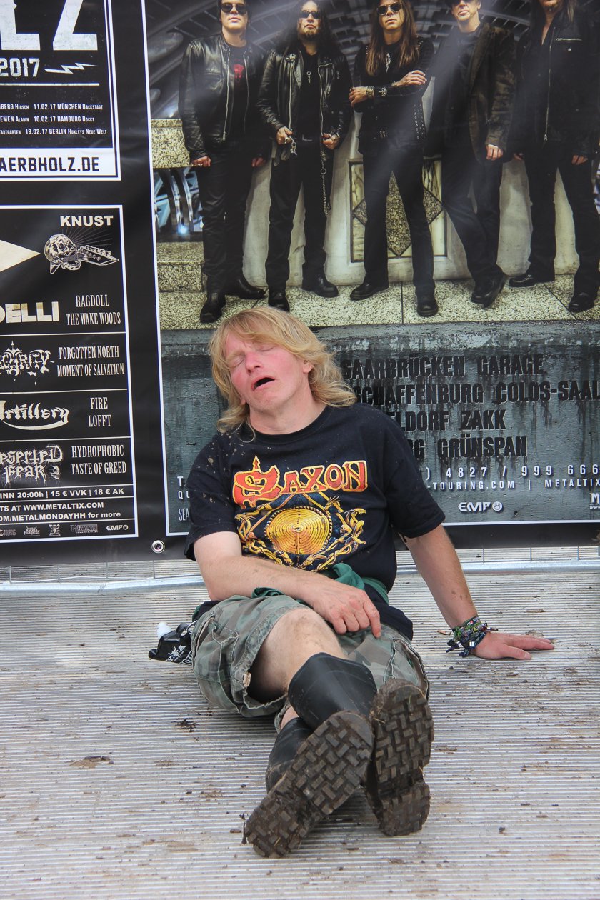 Die 27. Auflage des Metal-Monsters in dem kleinen Dorf Wacken in Schleswig-Holstein. – Andere ruhen sich lieber aus.