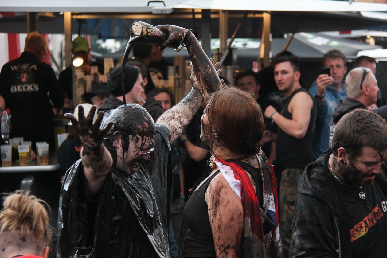 Die 27. Auflage des Metal-Monsters in dem kleinen Dorf Wacken in Schleswig-Holstein. – Auf in den Kampf.