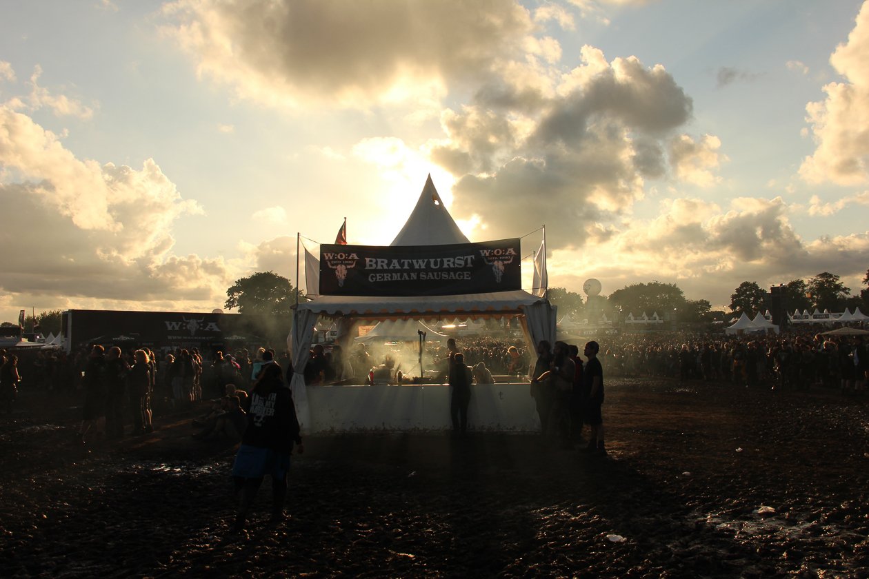 Die 27. Auflage des Metal-Monsters in dem kleinen Dorf Wacken in Schleswig-Holstein. – Lecker Wurst.