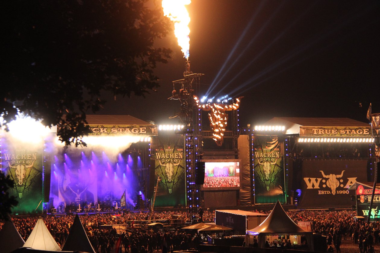 Die 27. Auflage des Metal-Monsters in dem kleinen Dorf Wacken in Schleswig-Holstein. – Der letzte Abend wird heiß.