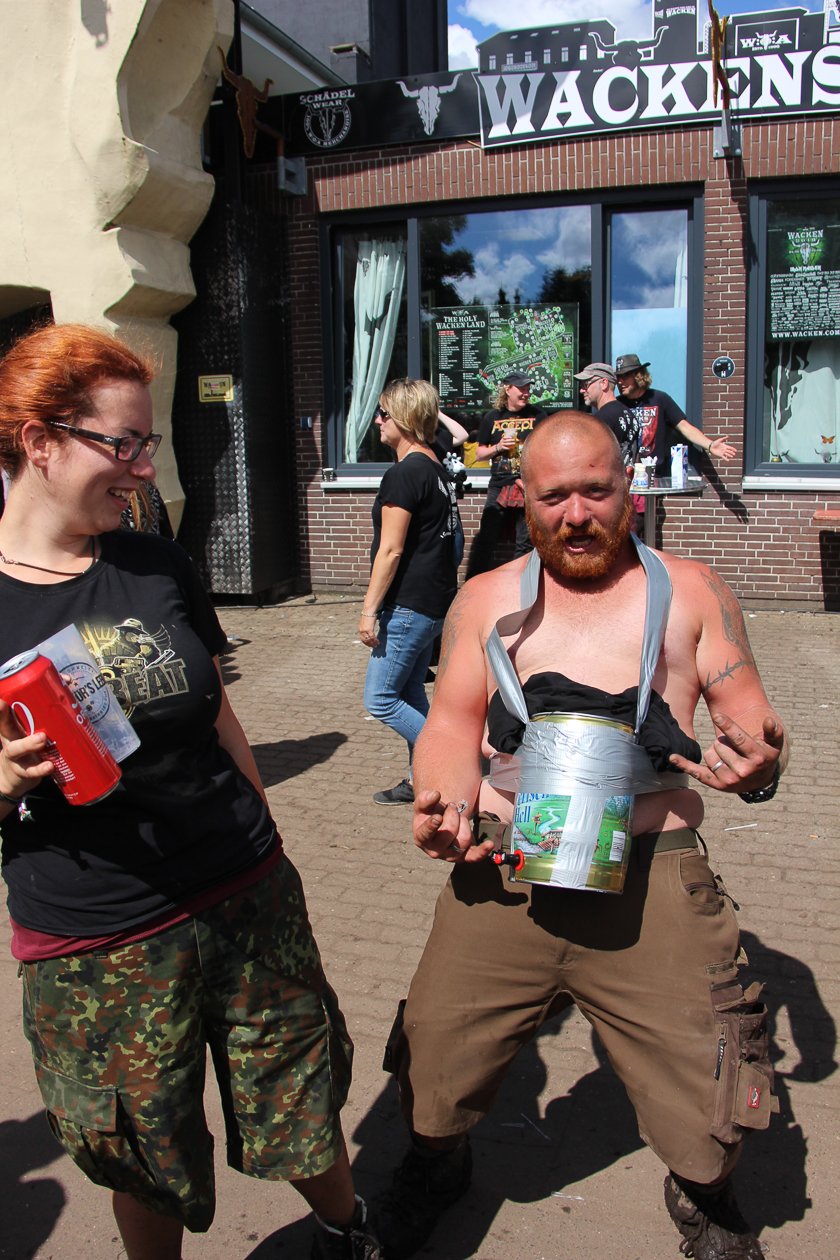 Die 27. Auflage des Metal-Monsters in dem kleinen Dorf Wacken in Schleswig-Holstein. – Mobiles Bierfass.