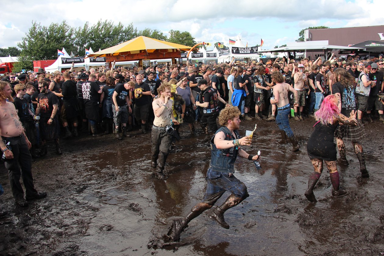 Die 27. Auflage des Metal-Monsters in dem kleinen Dorf Wacken in Schleswig-Holstein. – Moshpit.