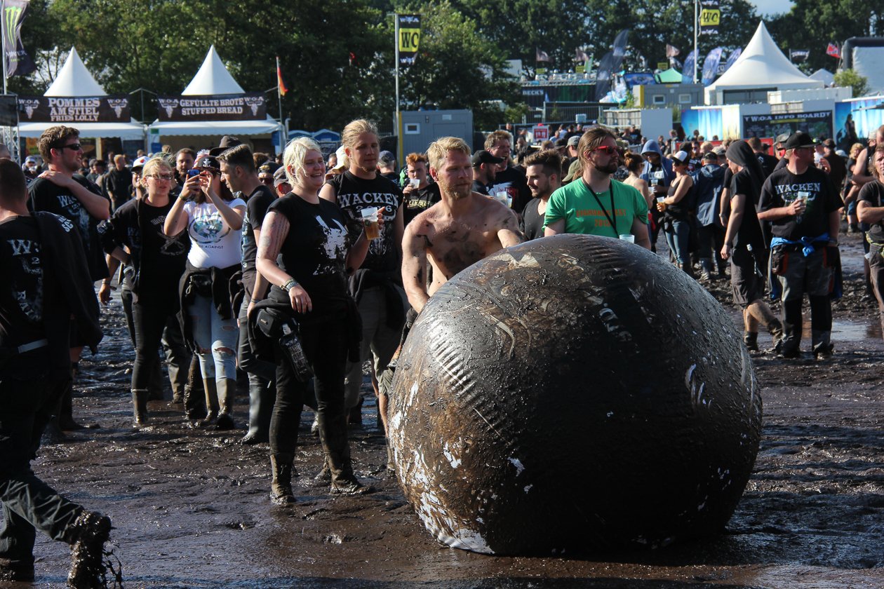 Die 27. Auflage des Metal-Monsters in dem kleinen Dorf Wacken in Schleswig-Holstein. – Willst du spielen?