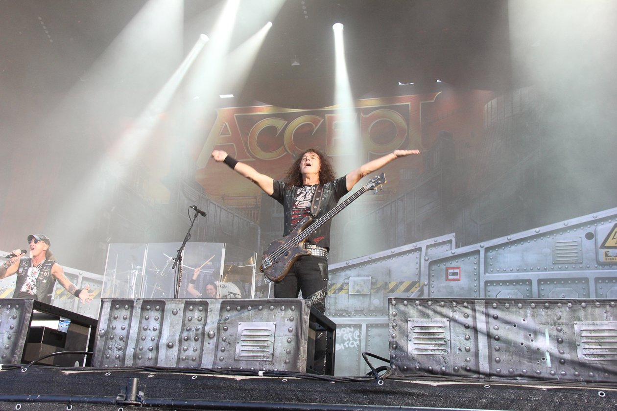 Zur 28. Ausgabe mit Alice Cooper, Megadeth, Marilyn Manson, Accept, Volbeat u.v.a. wurde extra eine Bierpipeline verlegt. – Accept auf dem Wacken 2017.