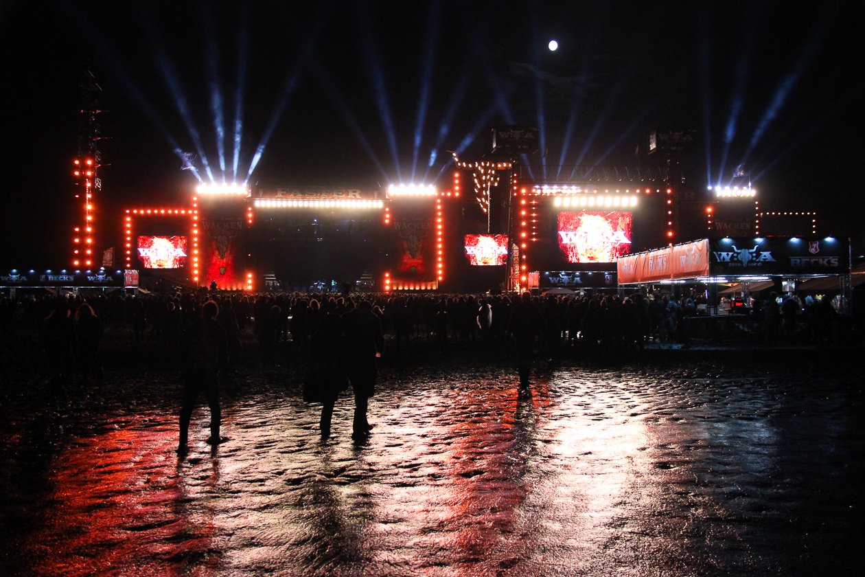 Zur 28. Ausgabe mit Alice Cooper, Megadeth, Marilyn Manson, Accept, Volbeat u.v.a. wurde extra eine Bierpipeline verlegt. – Wacken at night.
