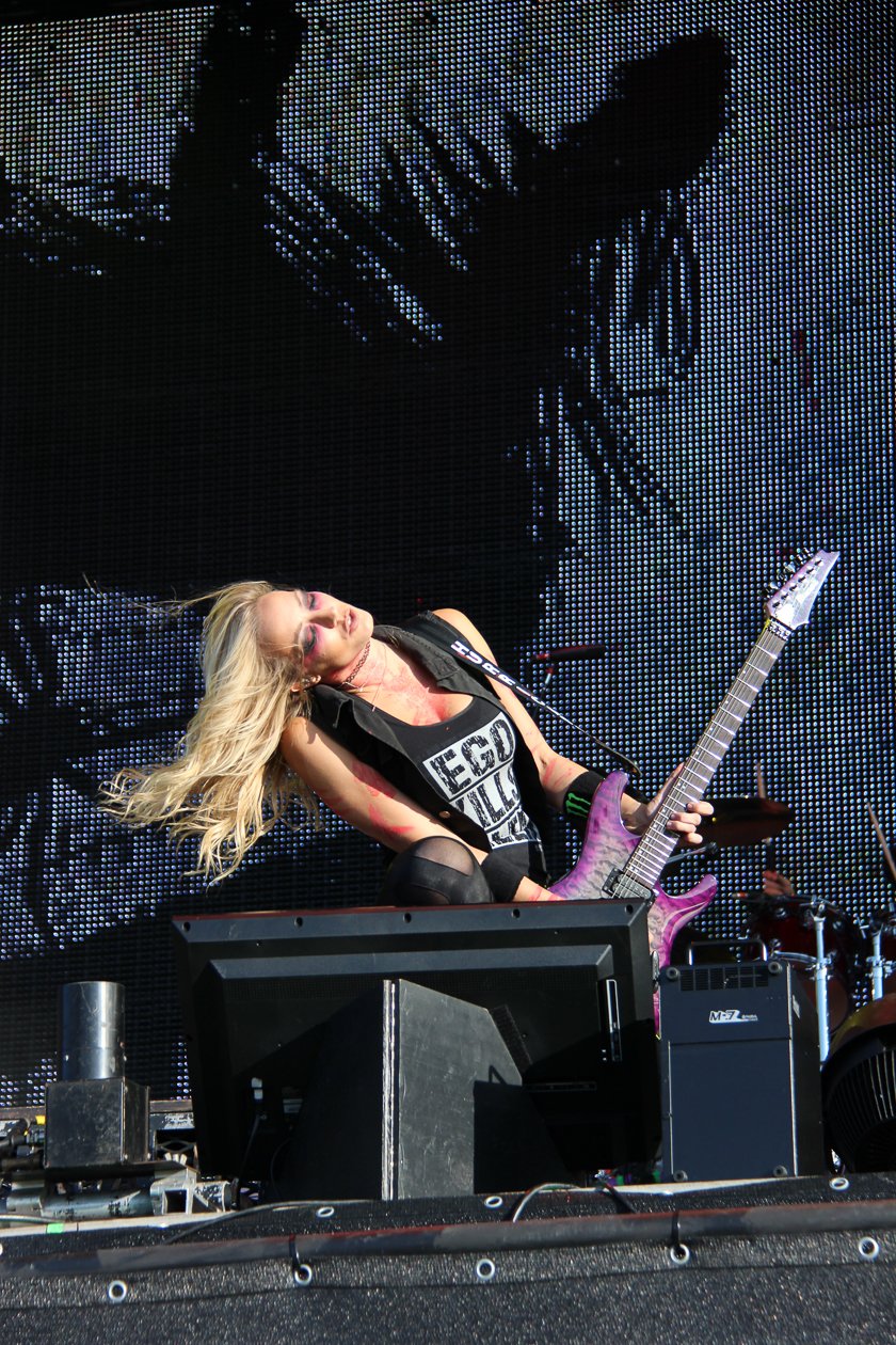 Zur 28. Ausgabe mit Alice Cooper, Megadeth, Marilyn Manson, Accept, Volbeat u.v.a. wurde extra eine Bierpipeline verlegt. – Coopers Gitarristin Nita Strauss.