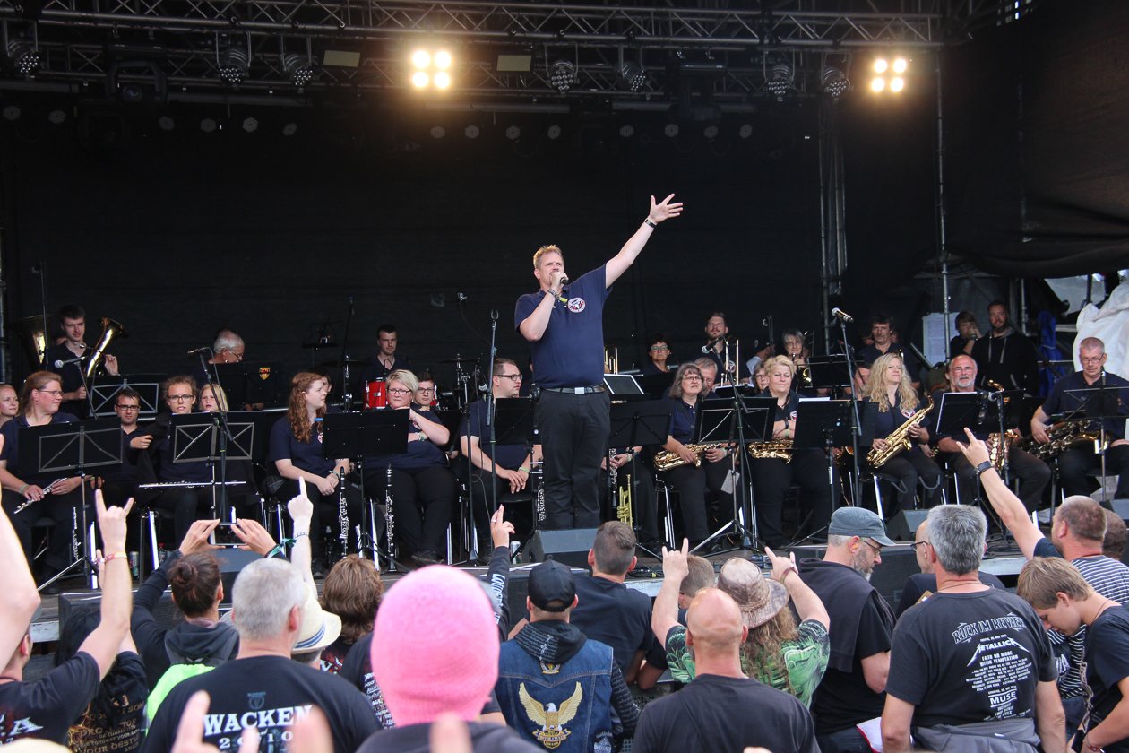 Zur 28. Ausgabe mit Alice Cooper, Megadeth, Marilyn Manson, Accept, Volbeat u.v.a. wurde extra eine Bierpipeline verlegt. – Etwa die Wacken-Feuerwehr.