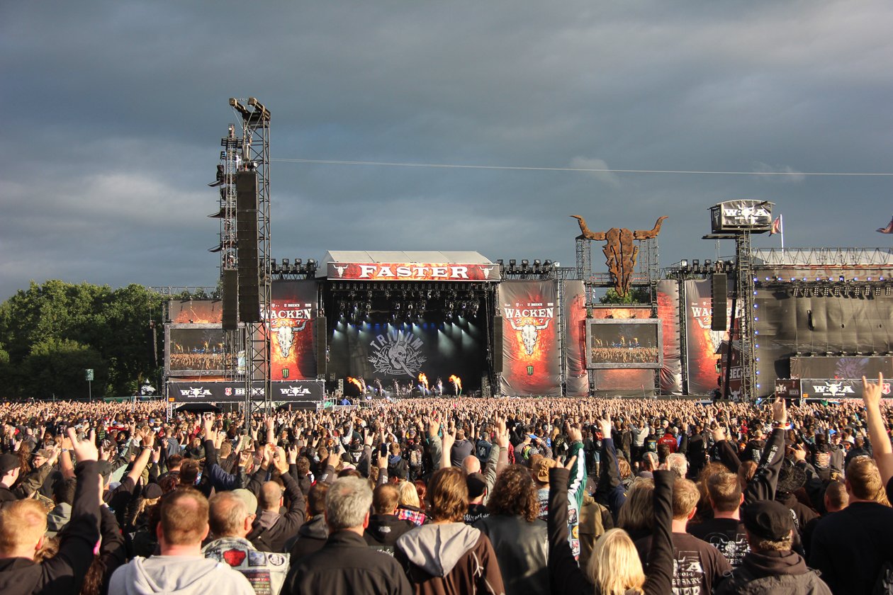 Zur 28. Ausgabe mit Alice Cooper, Megadeth, Marilyn Manson, Accept, Volbeat u.v.a. wurde extra eine Bierpipeline verlegt. – Der Freitag beginnt dann größtenteils trocken.