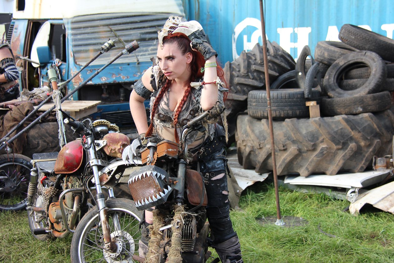 Zur 28. Ausgabe mit Alice Cooper, Megadeth, Marilyn Manson, Accept, Volbeat u.v.a. wurde extra eine Bierpipeline verlegt. – Mad Max-Girl.