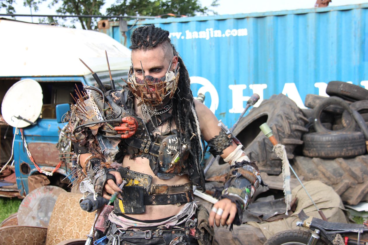 Zur 28. Ausgabe mit Alice Cooper, Megadeth, Marilyn Manson, Accept, Volbeat u.v.a. wurde extra eine Bierpipeline verlegt. – ... oder Mad Max - Wacken kann alles.