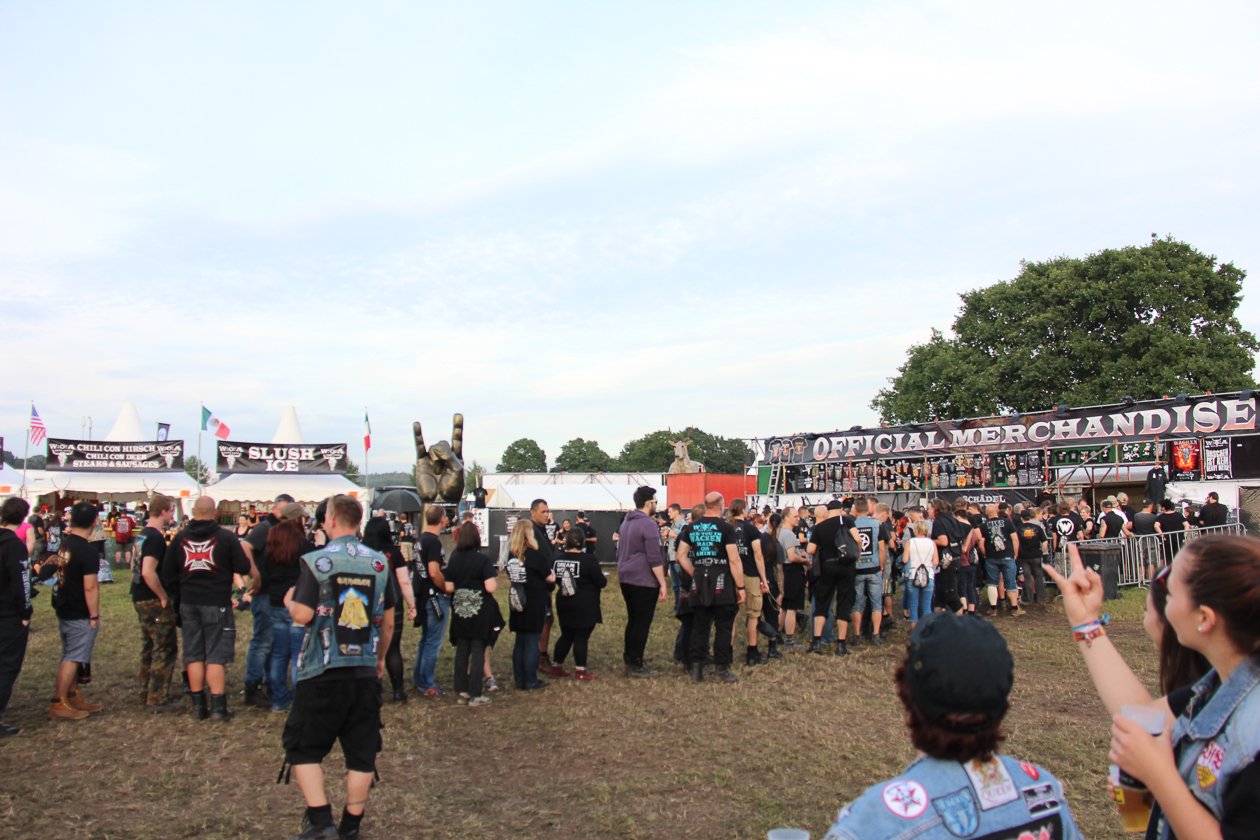 Zur 28. Ausgabe mit Alice Cooper, Megadeth, Marilyn Manson, Accept, Volbeat u.v.a. wurde extra eine Bierpipeline verlegt. – Merch ist begehrt.