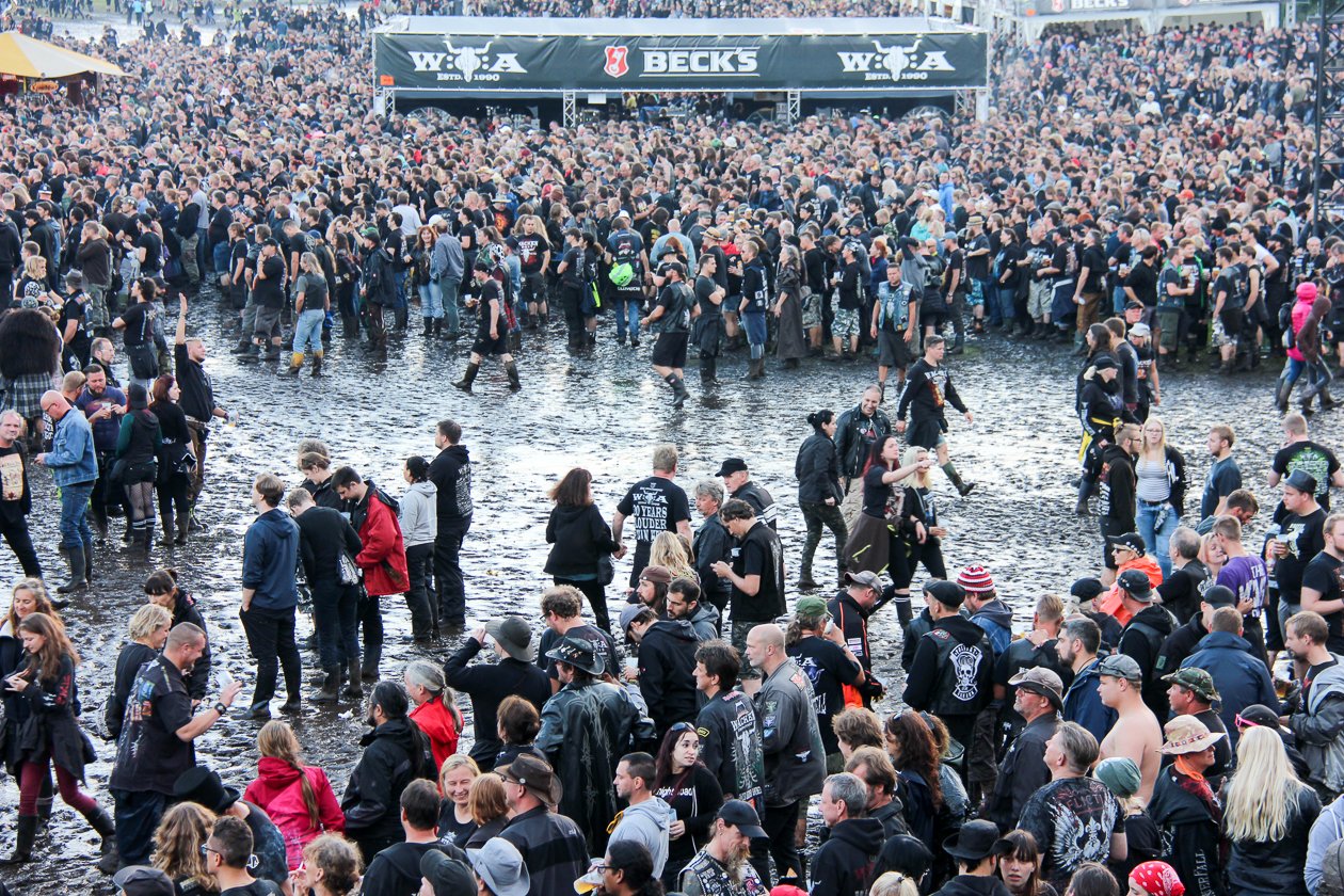 Zur 28. Ausgabe mit Alice Cooper, Megadeth, Marilyn Manson, Accept, Volbeat u.v.a. wurde extra eine Bierpipeline verlegt. – Der Regen ...