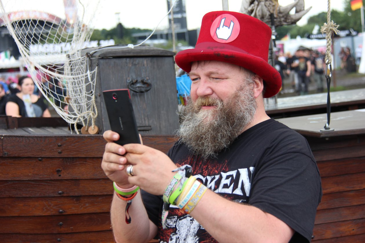 Zur 28. Ausgabe mit Alice Cooper, Megadeth, Marilyn Manson, Accept, Volbeat u.v.a. wurde extra eine Bierpipeline verlegt. – Schnell noch die Instagram-Bitch auf Touren bringen.