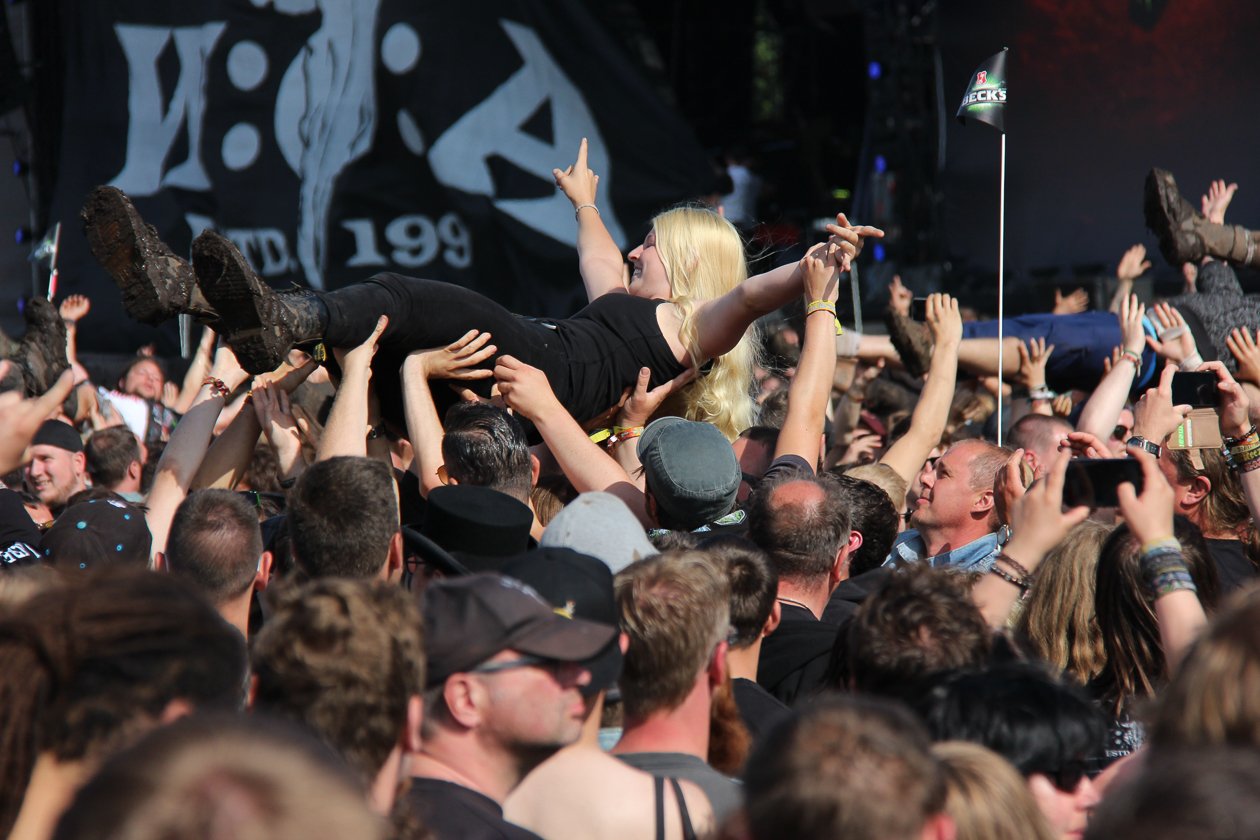 Zur 28. Ausgabe mit Alice Cooper, Megadeth, Marilyn Manson, Accept, Volbeat u.v.a. wurde extra eine Bierpipeline verlegt. – Stage Diving.
