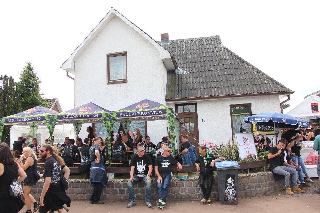 Zur 28. Ausgabe mit Alice Cooper, Megadeth, Marilyn Manson, Accept, Volbeat u.v.a. wurde extra eine Bierpipeline verlegt. – Vorgartenbiergarten.