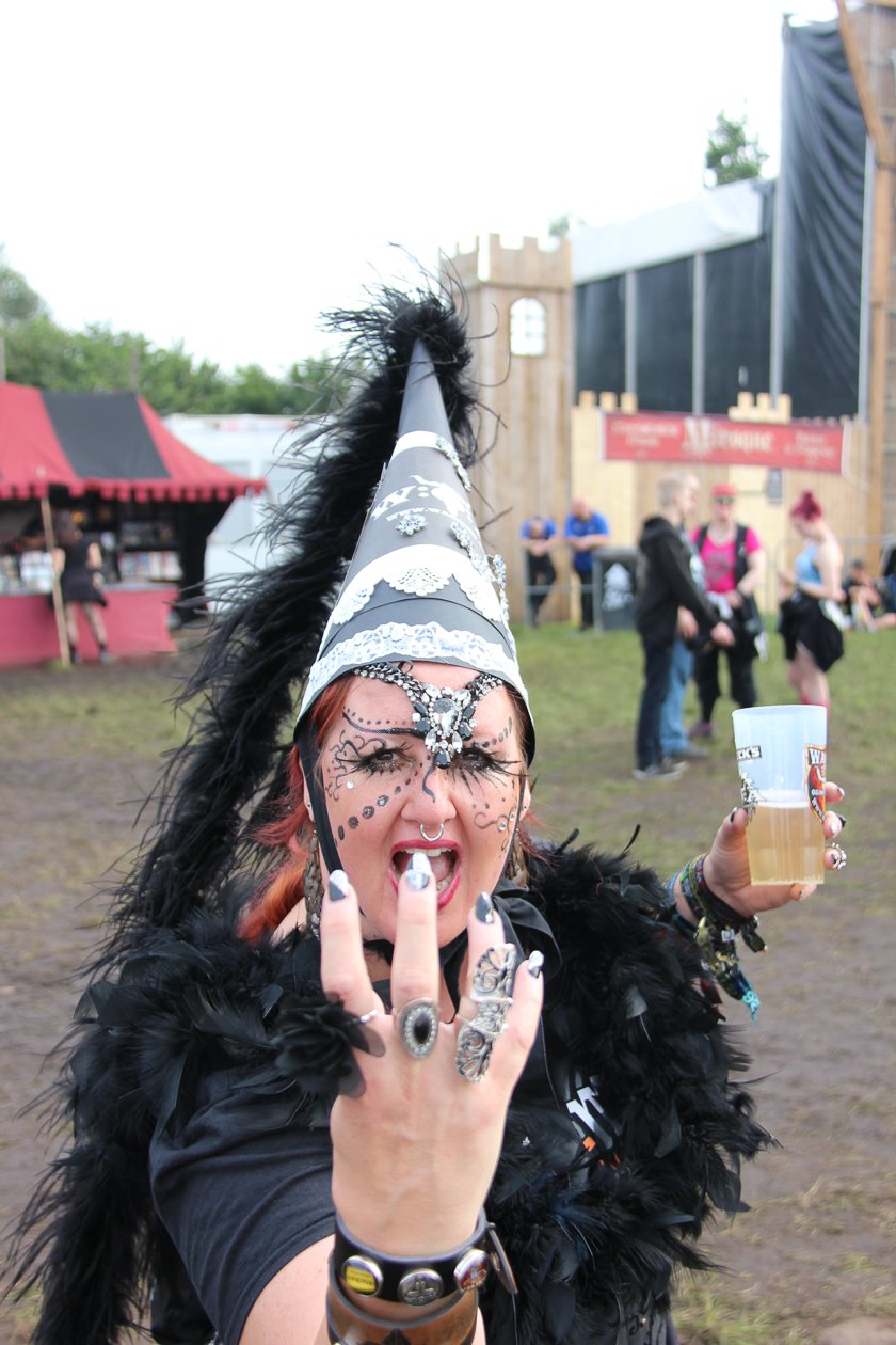 Zur 28. Ausgabe mit Alice Cooper, Megadeth, Marilyn Manson, Accept, Volbeat u.v.a. wurde extra eine Bierpipeline verlegt. – Eine Wacken-Fee.