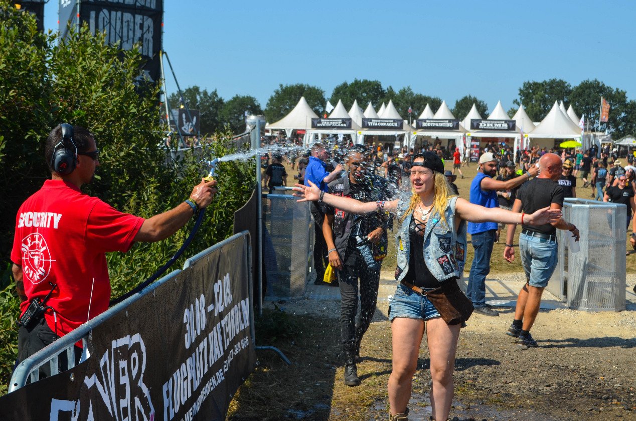 Gluthitze in Wacken - Schlammschlacht? Ja, aber nur bei lecker Wasserleitung. – Abkühlen.