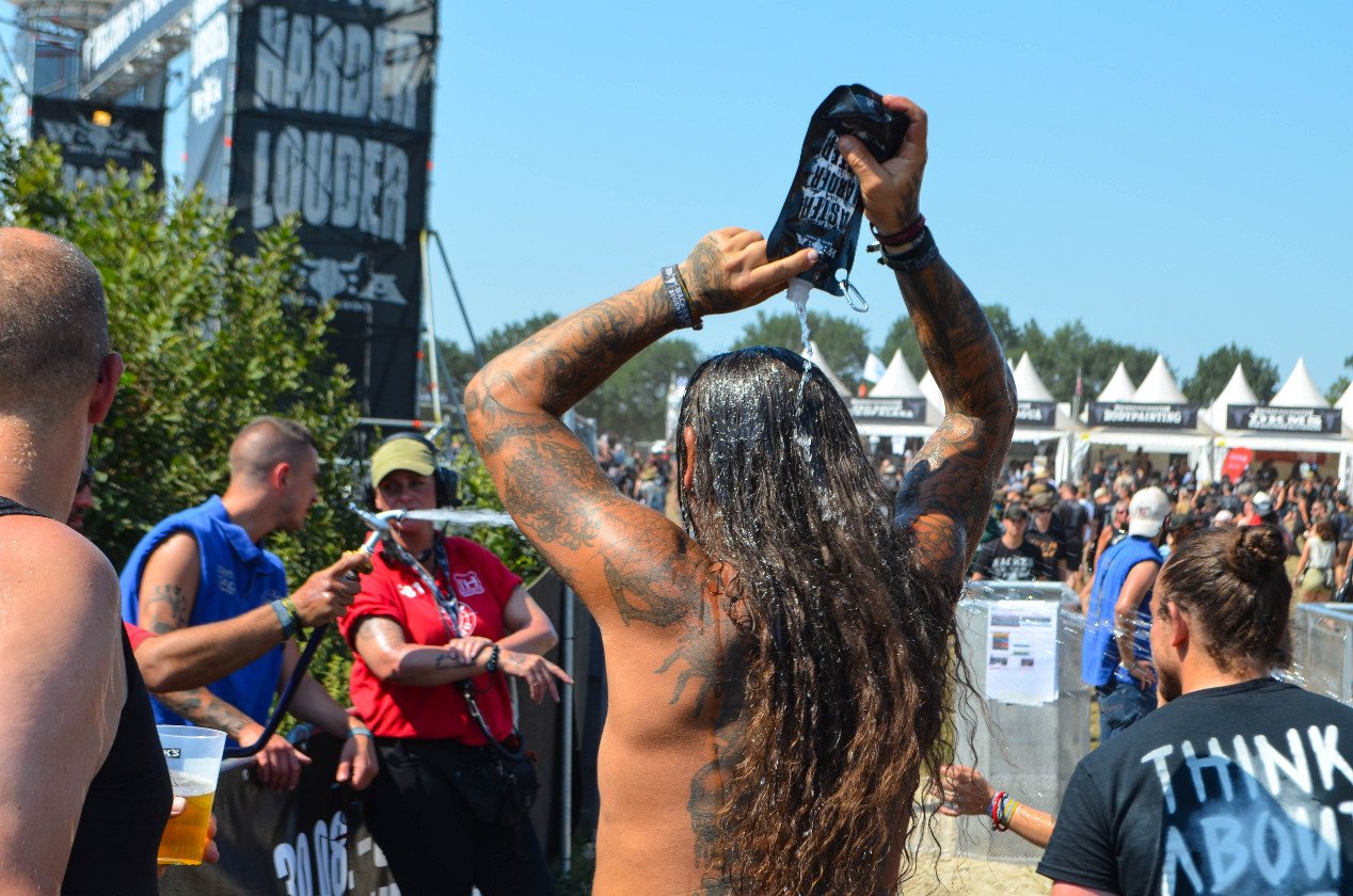 Gluthitze in Wacken - Schlammschlacht? Ja, aber nur bei lecker Wasserleitung. – Abkühlen.