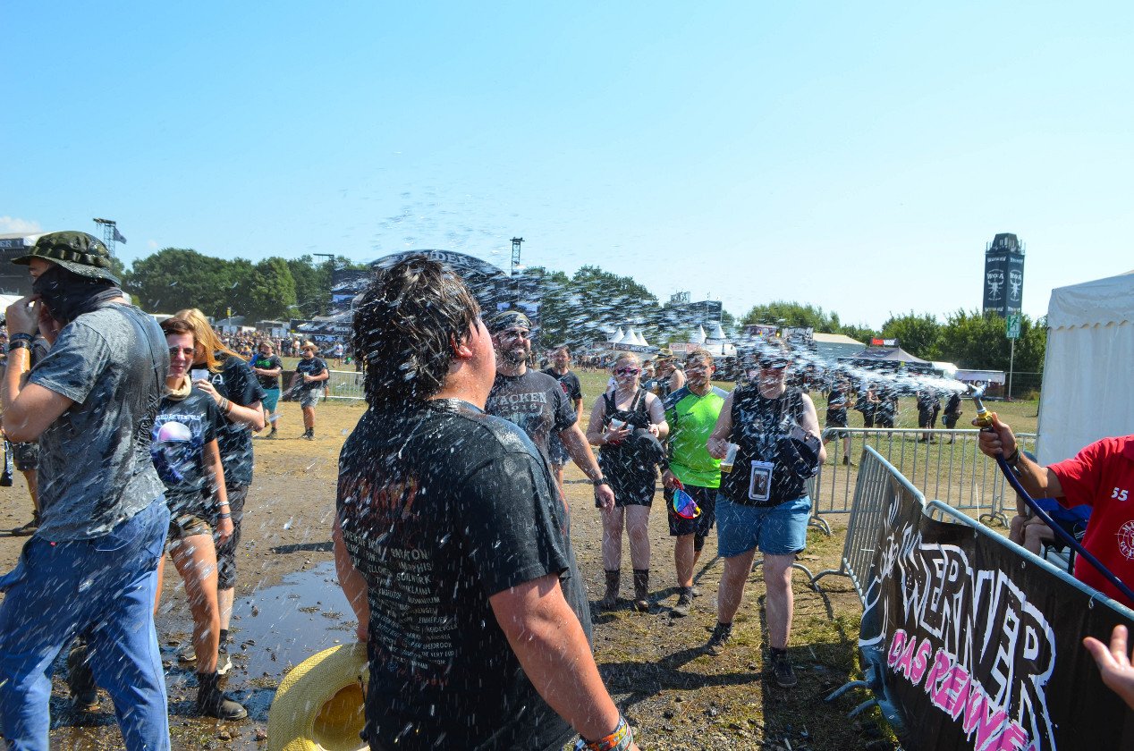 Gluthitze in Wacken - Schlammschlacht? Ja, aber nur bei lecker Wasserleitung. – Abkühlung.