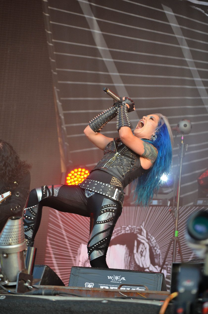 Gluthitze in Wacken - Schlammschlacht? Ja, aber nur bei lecker Wasserleitung. – Alissa White-Gluz.