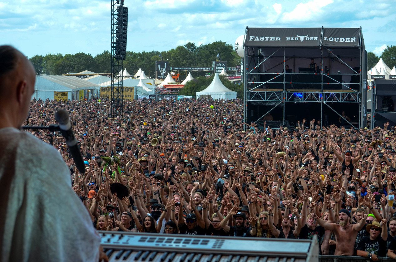 Gluthitze in Wacken - Schlammschlacht? Ja, aber nur bei lecker Wasserleitung. – Auf der Louder Stage.