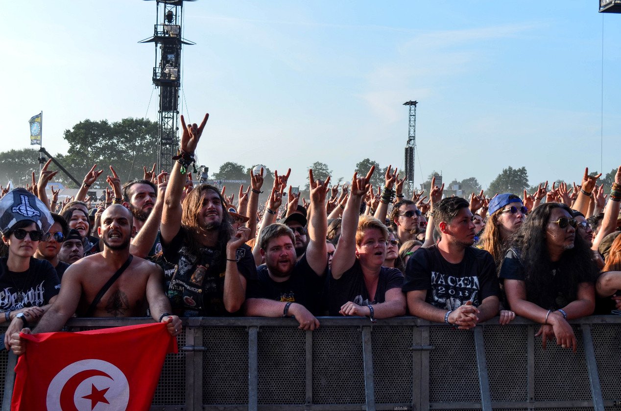 Gluthitze in Wacken - Schlammschlacht? Ja, aber nur bei lecker Wasserleitung. – Behemoth-Fans.