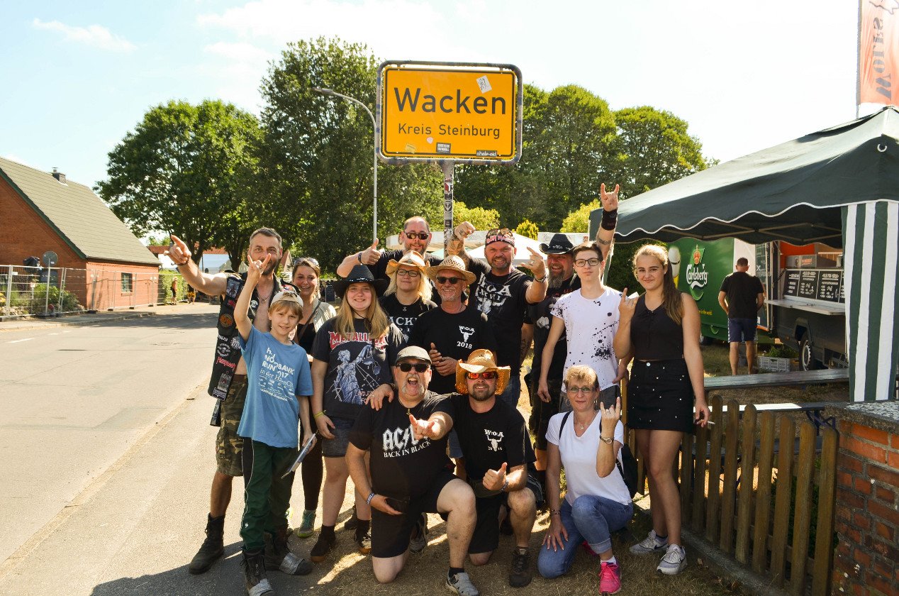 Gluthitze in Wacken - Schlammschlacht? Ja, aber nur bei lecker Wasserleitung. – Beliebtes Fotomotiv im Wackendorf.
