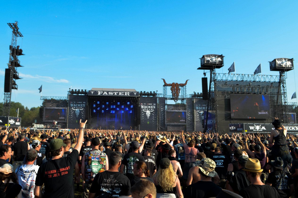 Gluthitze in Wacken - Schlammschlacht? Ja, aber nur bei lecker Wasserleitung. – Bock!