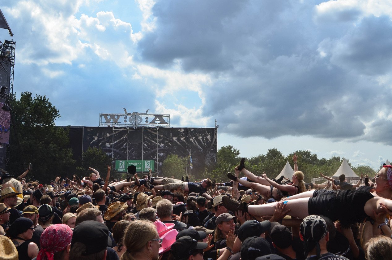 Gluthitze in Wacken - Schlammschlacht? Ja, aber nur bei lecker Wasserleitung. – Crowdsurf-Rennen.