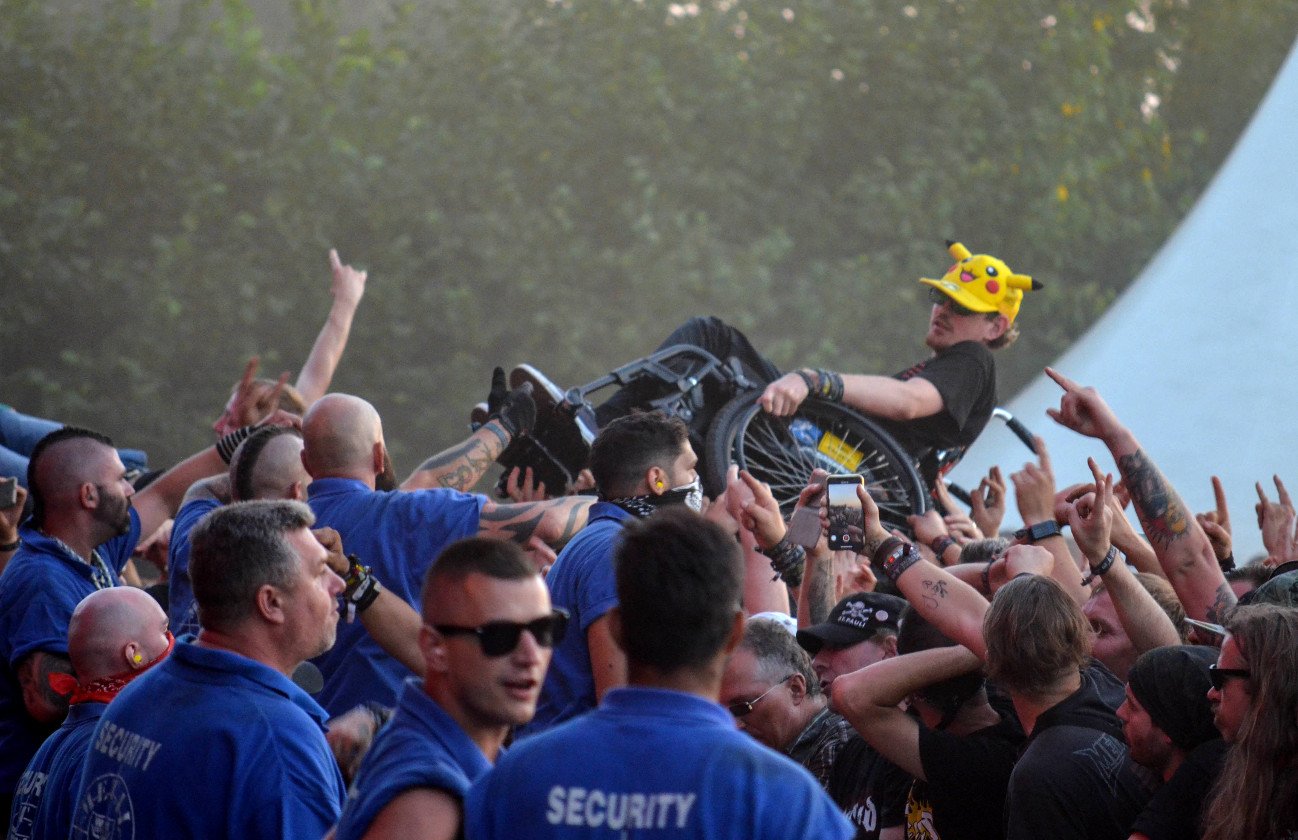 Gluthitze in Wacken - Schlammschlacht? Ja, aber nur bei lecker Wasserleitung. – Crowdsurfen.