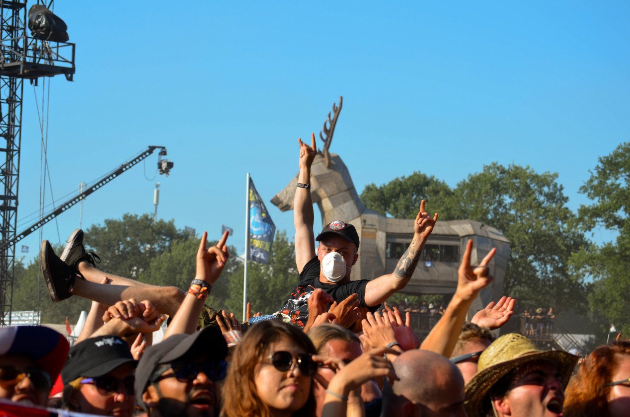 Gluthitze in Wacken - Schlammschlacht? Ja, aber nur bei lecker Wasserleitung. – Crowdsurfen bei COB.
