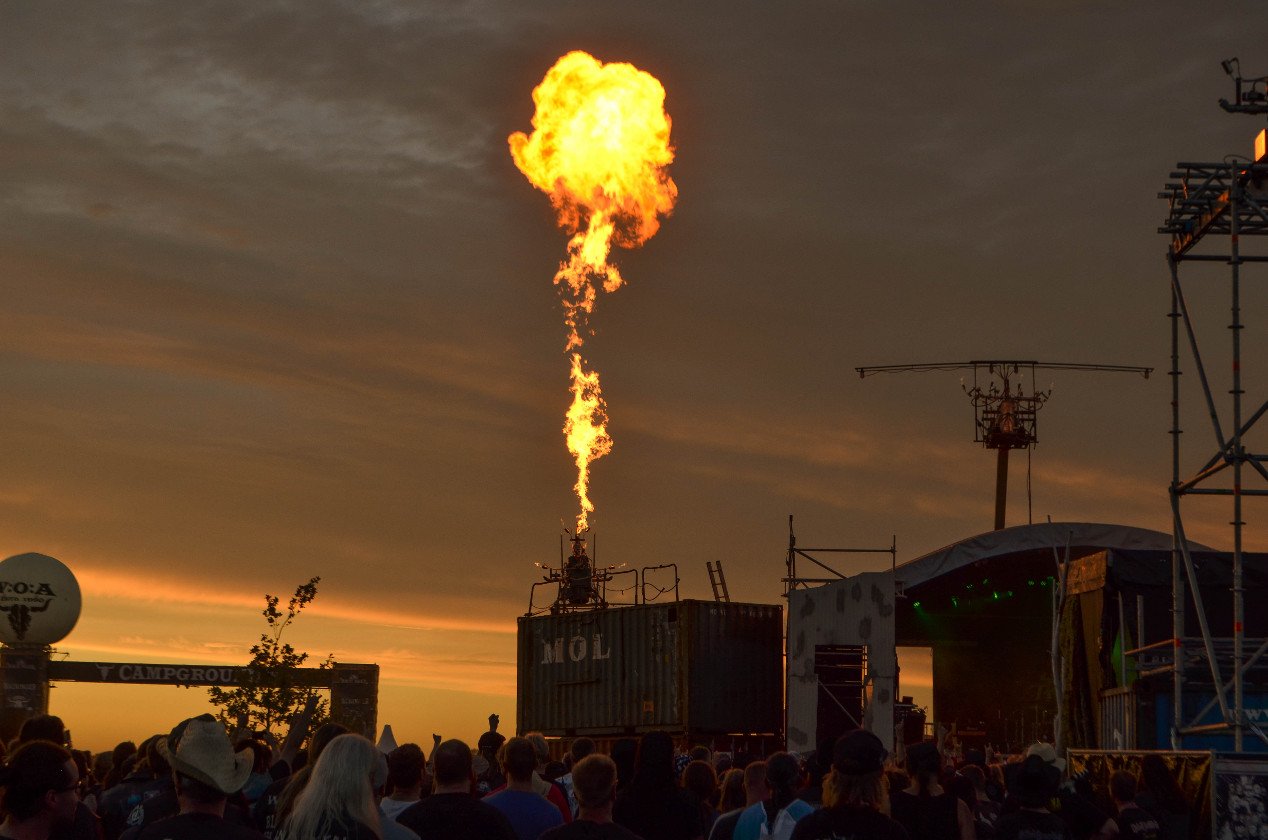 Gluthitze in Wacken - Schlammschlacht? Ja, aber nur bei lecker Wasserleitung. – Feuriger Himmel, feurige Wasteland-Stage.