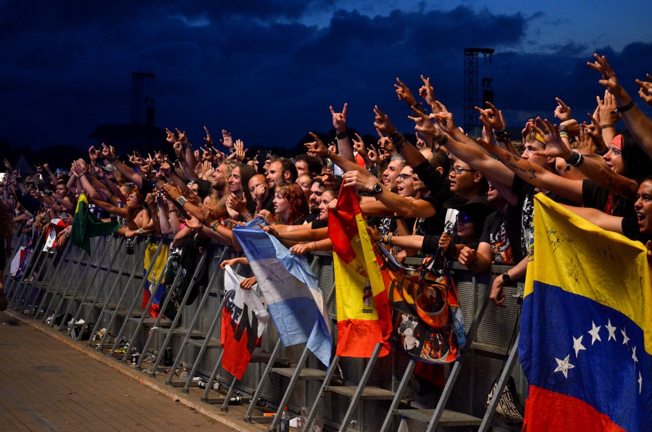 Gluthitze in Wacken - Schlammschlacht? Ja, aber nur bei lecker Wasserleitung. – Flaggenmeer für Helloween.