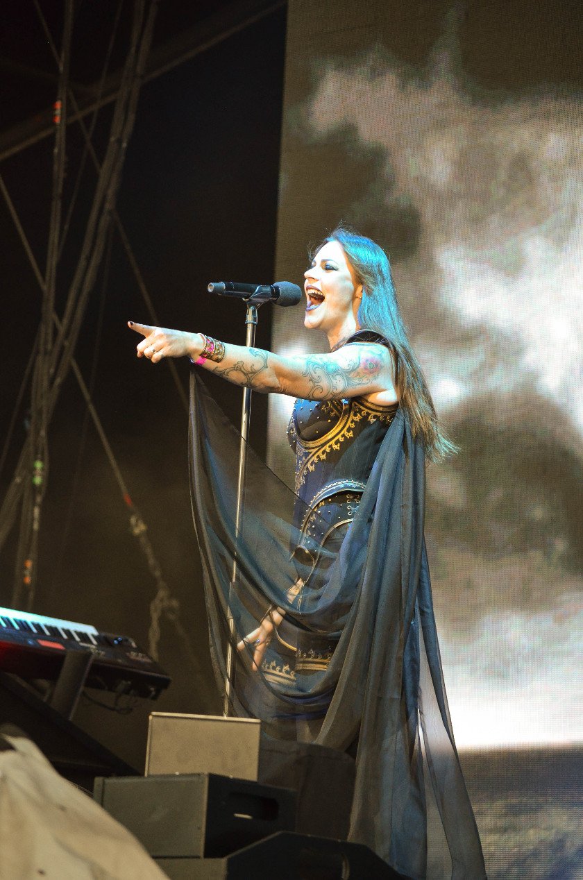 Gluthitze in Wacken - Schlammschlacht? Ja, aber nur bei lecker Wasserleitung. – Floor Jansen.