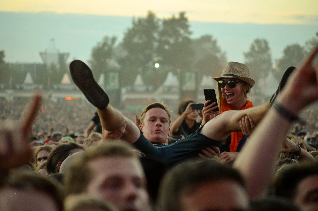 Gluthitze in Wacken - Schlammschlacht? Ja, aber nur bei lecker Wasserleitung. – Freude in der Crowd.