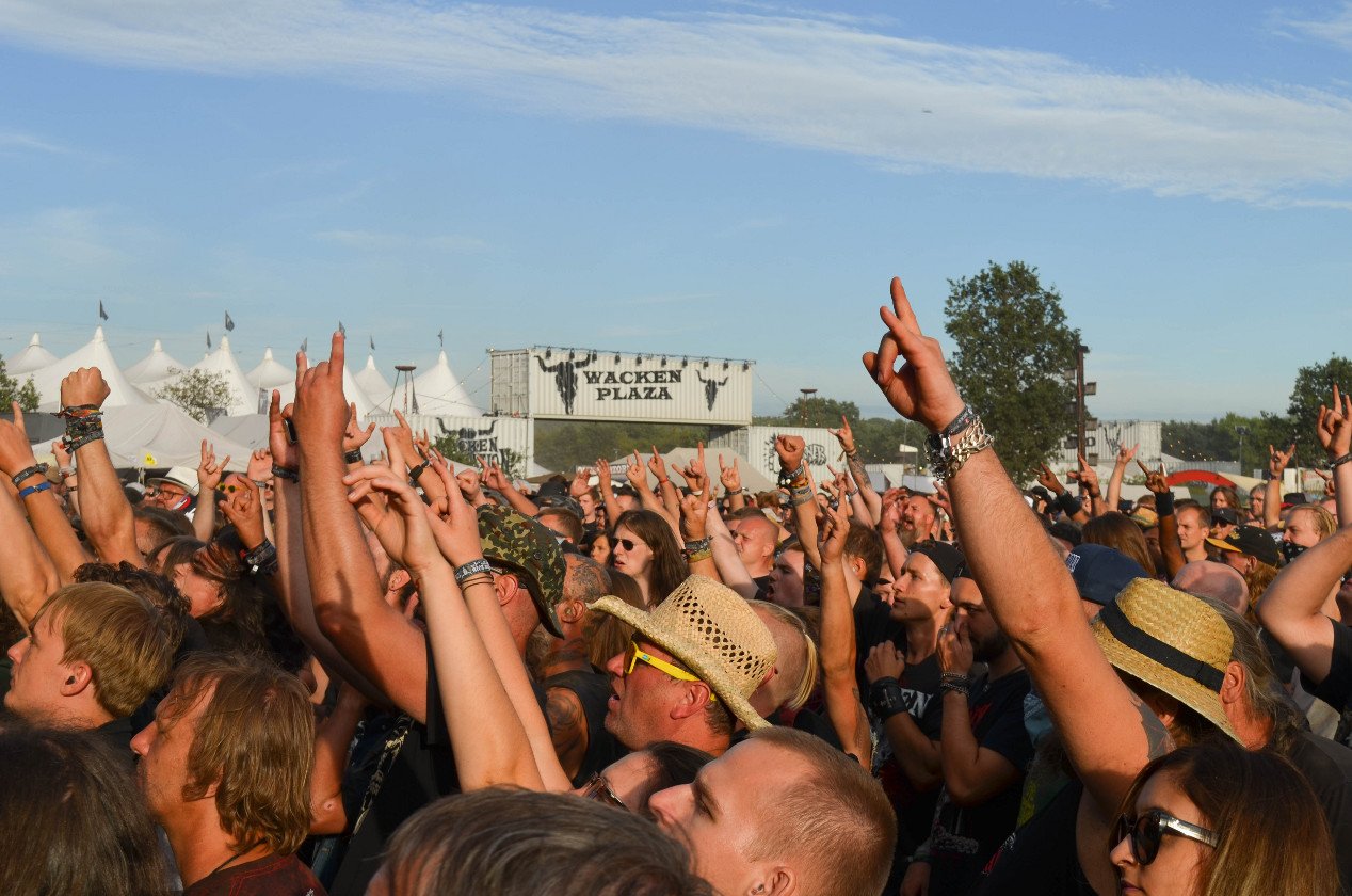 Gluthitze in Wacken - Schlammschlacht? Ja, aber nur bei lecker Wasserleitung. – Hände hoch für Dust Bolt.