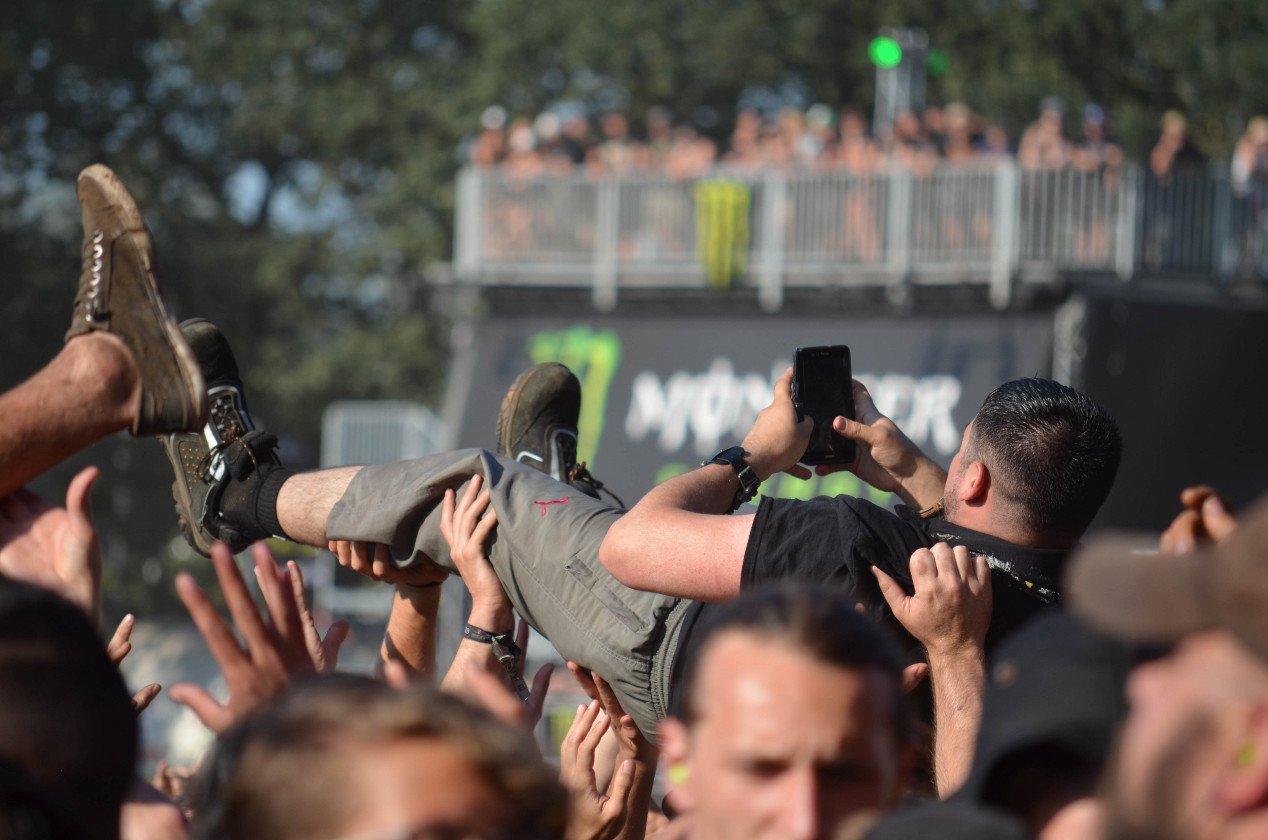 Gluthitze in Wacken - Schlammschlacht? Ja, aber nur bei lecker Wasserleitung. – Die Handysucht grassiert.