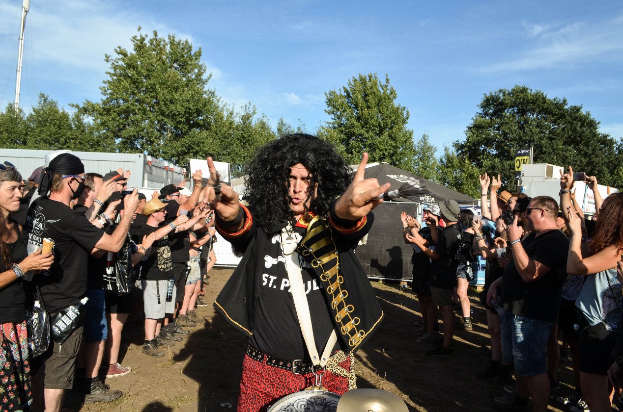 Gluthitze in Wacken - Schlammschlacht? Ja, aber nur bei lecker Wasserleitung. – Happy Wall of Death.