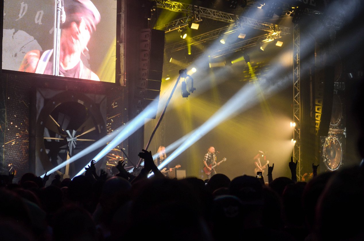 Gluthitze in Wacken - Schlammschlacht? Ja, aber nur bei lecker Wasserleitung. – Headbangers Stage im Zelt.