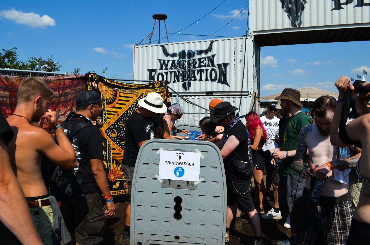 Gluthitze in Wacken - Schlammschlacht? Ja, aber nur bei lecker Wasserleitung. – Heiß begehrte Wasserstellen.