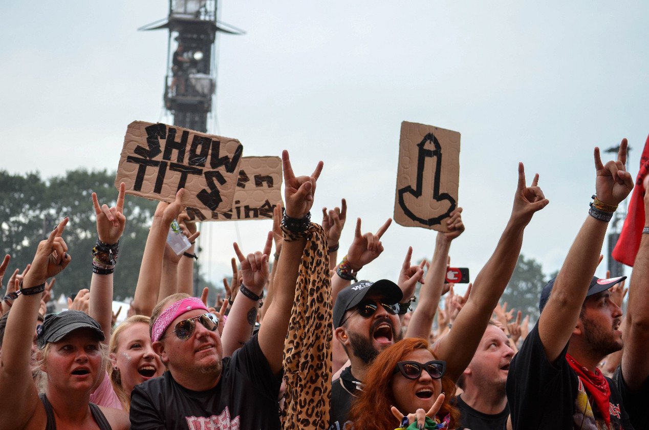 Gluthitze in Wacken - Schlammschlacht? Ja, aber nur bei lecker Wasserleitung. – ... heiß ersehnt.