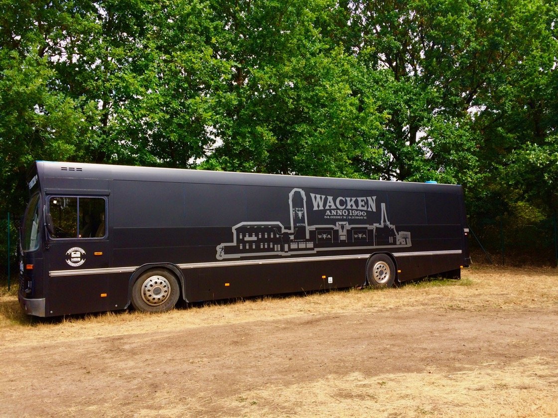 Gluthitze in Wacken - Schlammschlacht? Ja, aber nur bei lecker Wasserleitung. – Läuft mit der Anreise.