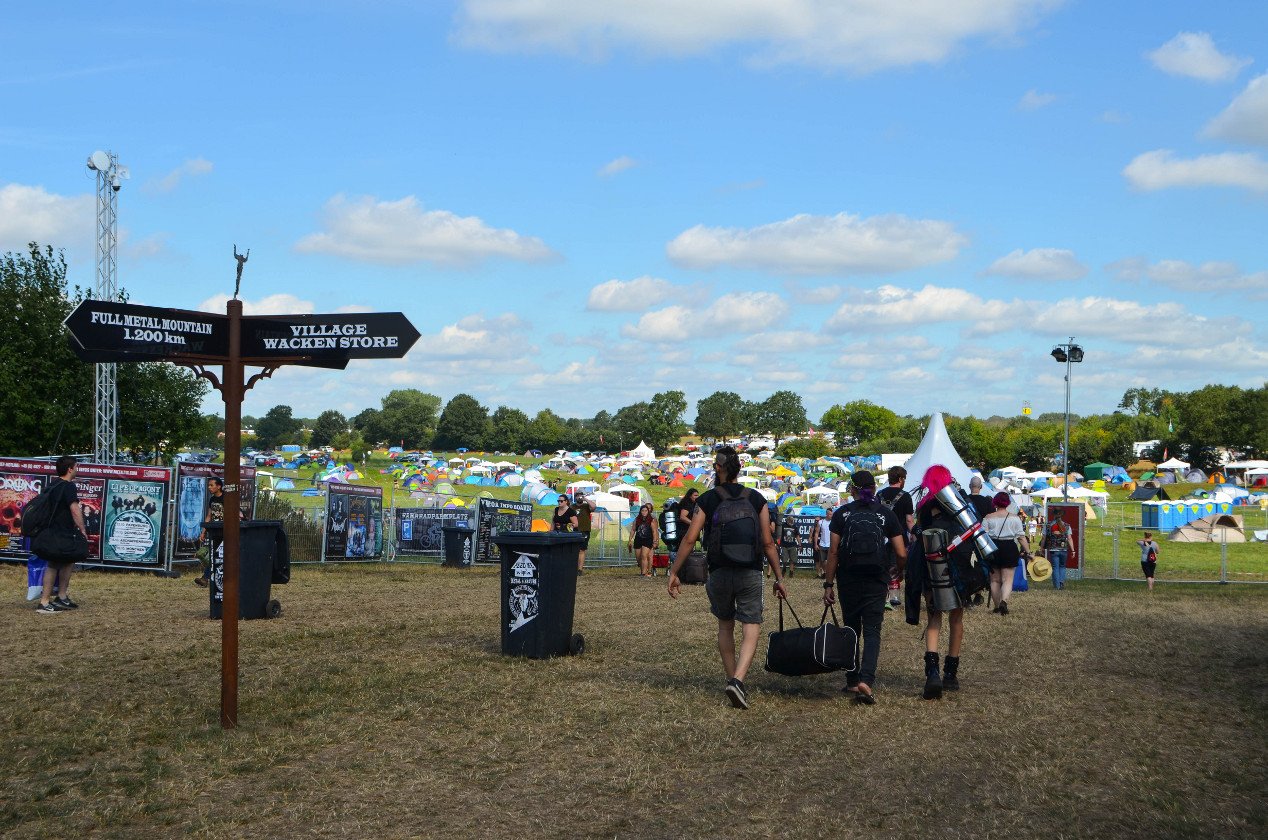 Gluthitze in Wacken - Schlammschlacht? Ja, aber nur bei lecker Wasserleitung. – Leidiger Aufbau.