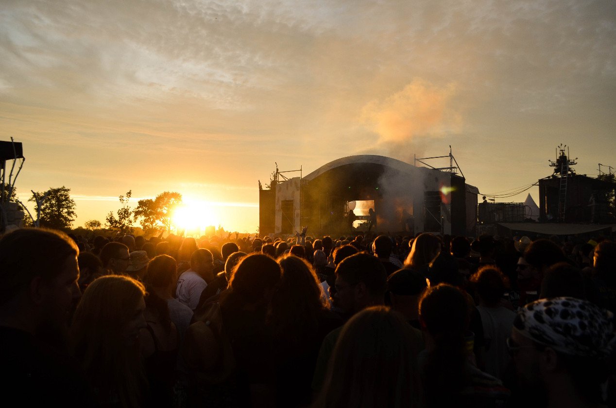 Gluthitze in Wacken - Schlammschlacht? Ja, aber nur bei lecker Wasserleitung. – Lenseflair-Stimmung.